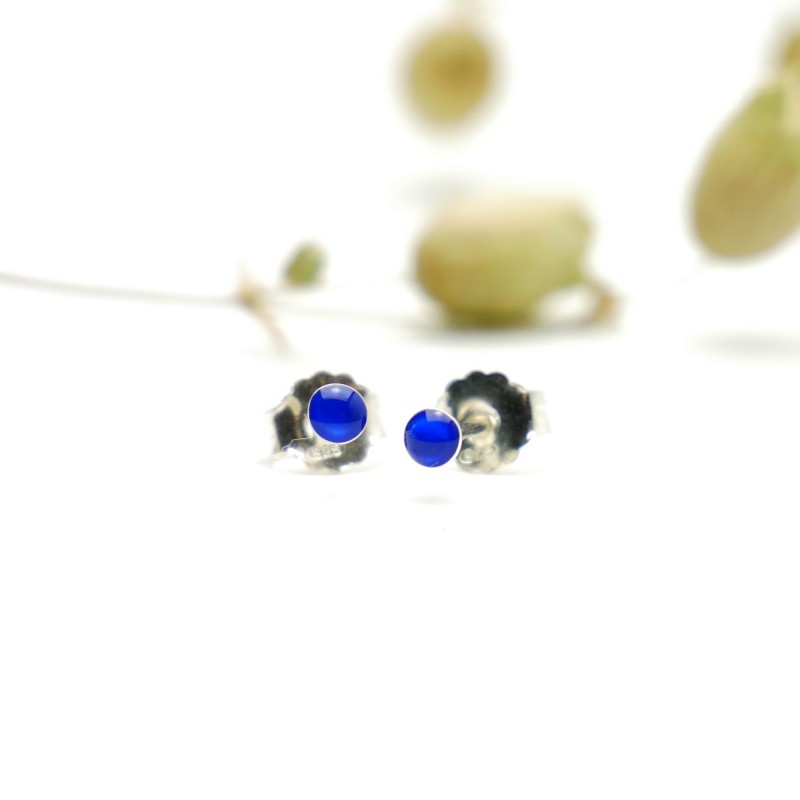 Sterling silver minimalist earrings with electric blue resin NIJI 17,00 € Sterling silver minimalist earrings with electric blue resin NIJI 17,00 €