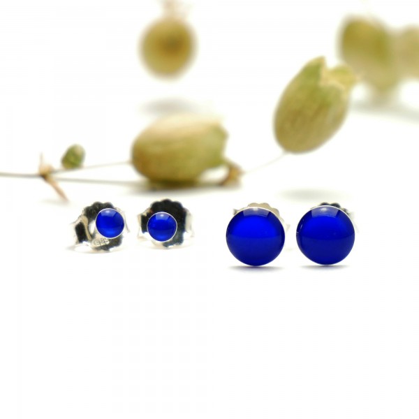 Sterling silver minimalist earrings with electric blue resin NIJI 17,00 €