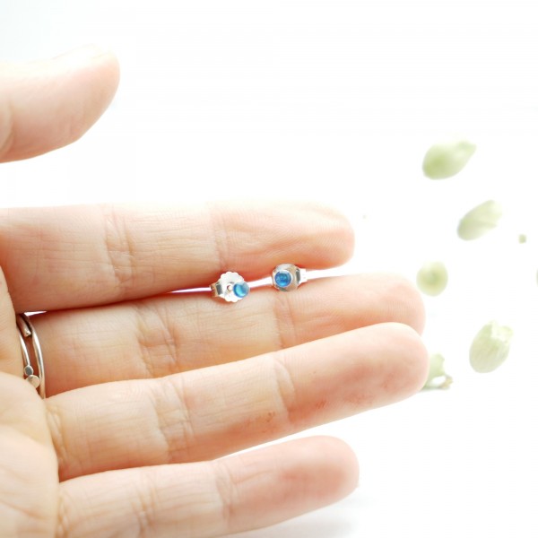 Minimalistische kleine Sterling Silber Ohrringe mit Azurblaues Harz NIJI 17,00 €