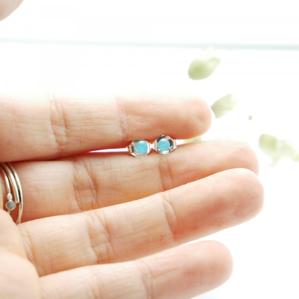 Sterling silver minimalist earrings with lagoon blue resin NIJI 17,00 €