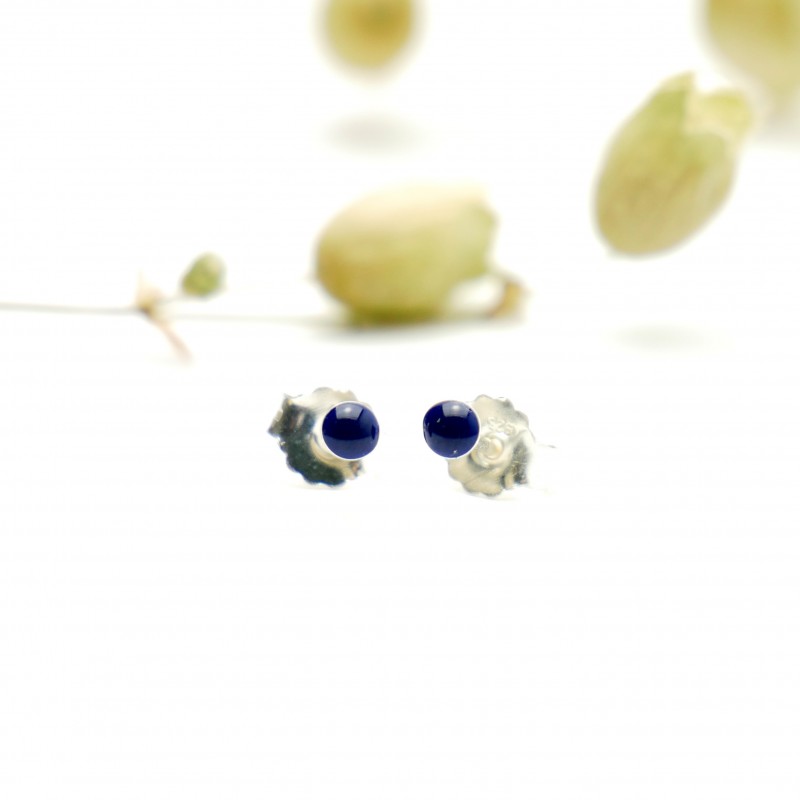 Sterling silver minimalist earrings with navy blue resin NIJI 17,00 € Sterling silver minimalist earrings with navy blue resin NIJI 17,00 €
