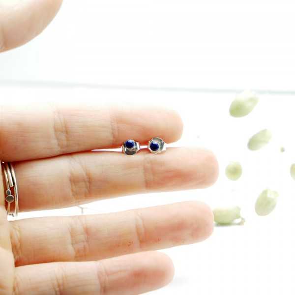 Sterling silver minimalist earrings with navy blue resin NIJI 17,00 €