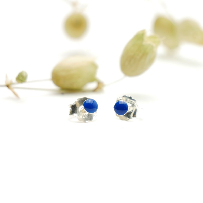 Sterling silver minimalist earrings with periwinkle blue resin NIJI 17,00 € Sterling silver minimalist earrings with periwinkle blue resin NIJI 17,00 €
