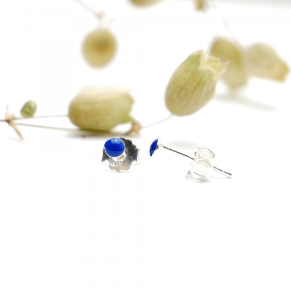 Sterling silver minimalist earrings with periwinkle blue resin NIJI 17,00 €