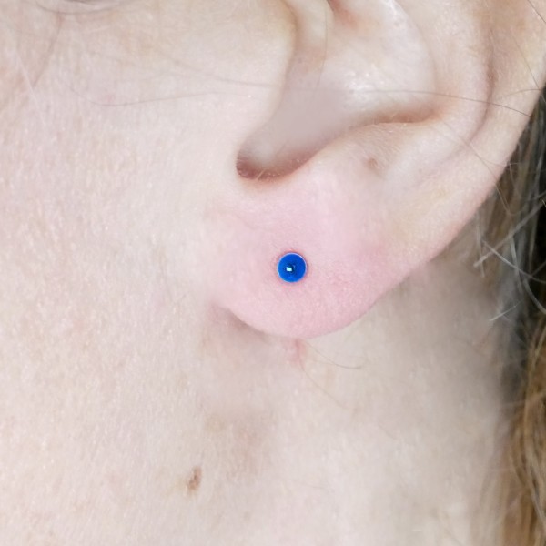 Boucles d'oreilles puces en argent massif 925/1000 et résine bleu pervenche collection Niji NIJI 17,00 €