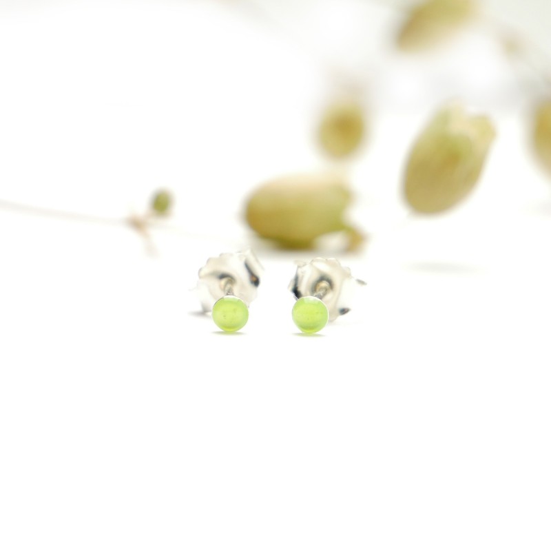 Sterling silver minimalist earrings with fluorescent yellow resin NIJI 17,00 € Sterling silver minimalist earrings with fluorescent yellow resin NIJI 17,00 €