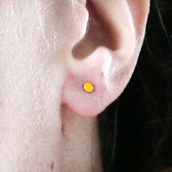 Sterling silver minimalist earrings with fluorescent orange resin NIJI 17,00 €