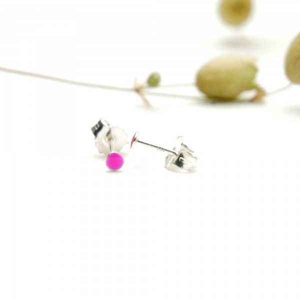 Sterling silver minimalist earrings with fuchsia pink resin NIJI 17,00 €