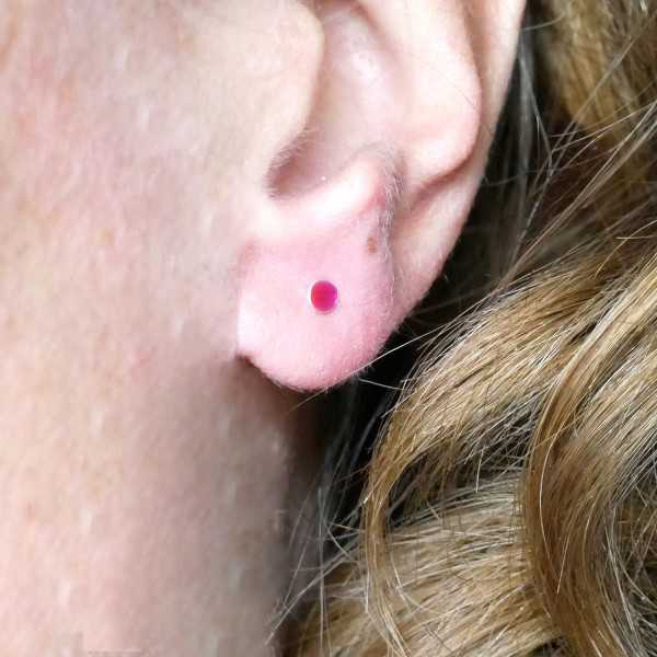 Sterling silver minimalist earrings with fuchsia pink resin NIJI 17,00 €