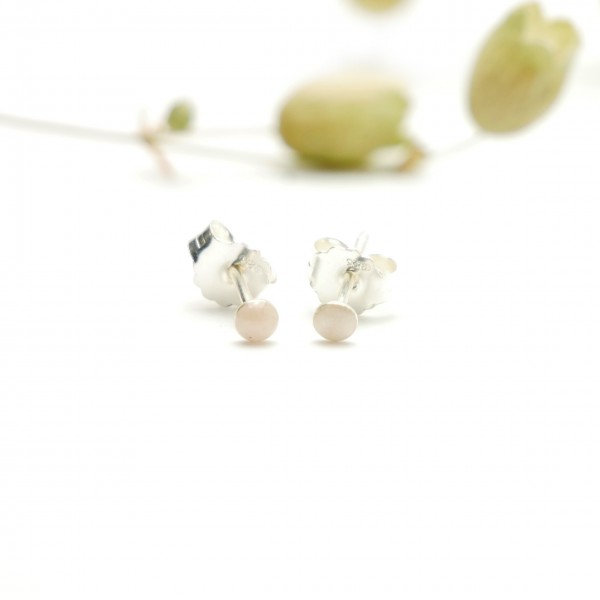 Sterling silver minimalist earrings with light pink pearl resin NIJI 17,00 €
