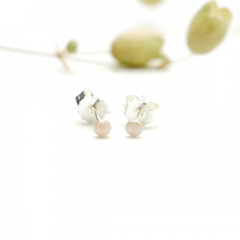 Sterling silver minimalist earrings with light pink pearl resin NIJI 17,00 € Sterling silver minimalist earrings with light pink pearl resin NIJI 17,00 €