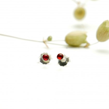 Sterling silver minimalist earrings with garnet red resin NIJI 17,00 €