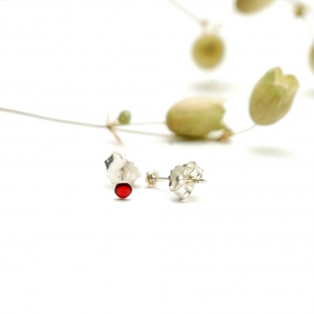Sterling silver minimalist earrings with garnet red resin NIJI 17,00 €