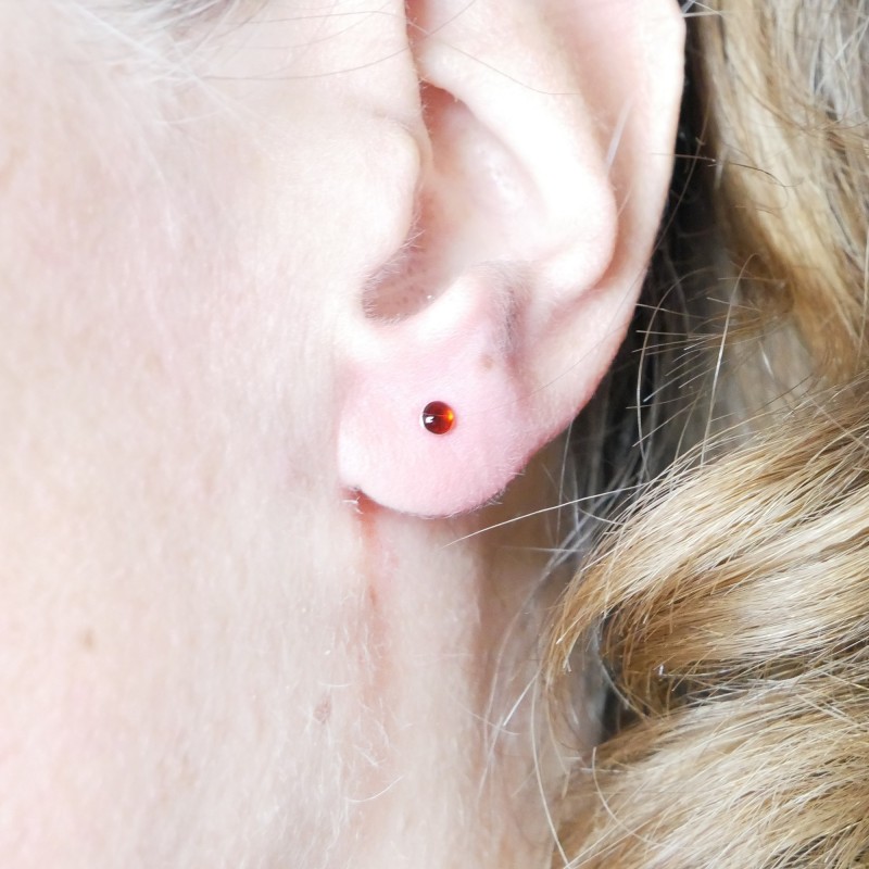 Sterling silver minimalist earrings with garnet red resin NIJI 17,00 € Sterling silver minimalist earrings with garnet red resin NIJI 17,00 €