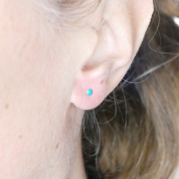 Sterling silver minimalist earrings with turquoise resin NIJI 17,00 €