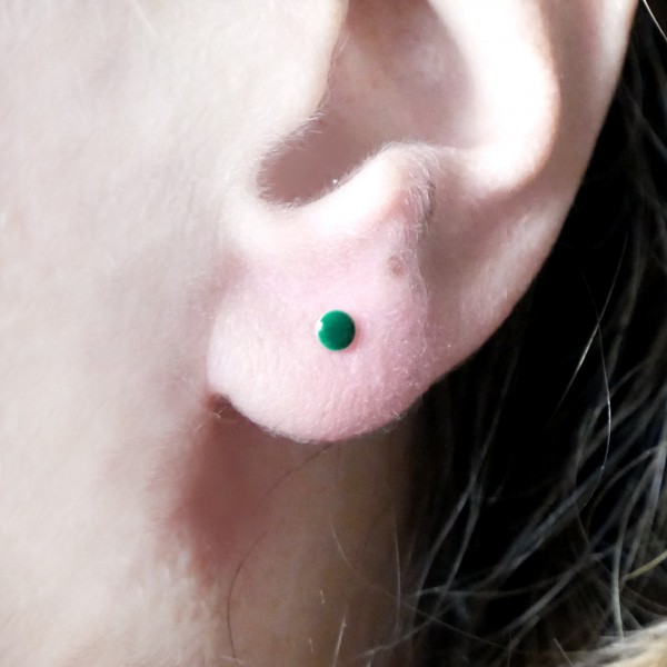 Sterling silver minimalist earrings with forest green resin NIJI 17,00 €