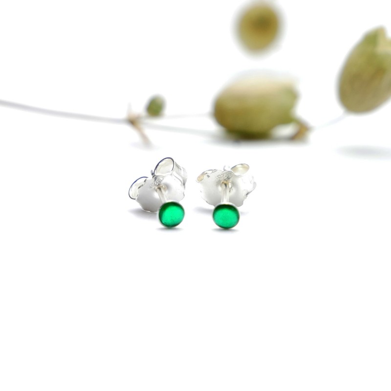 Sterling silver minimalist earrings with Emerald green resin NIJI 17,00 € Sterling silver minimalist earrings with Emerald green resin NIJI 17,00 €