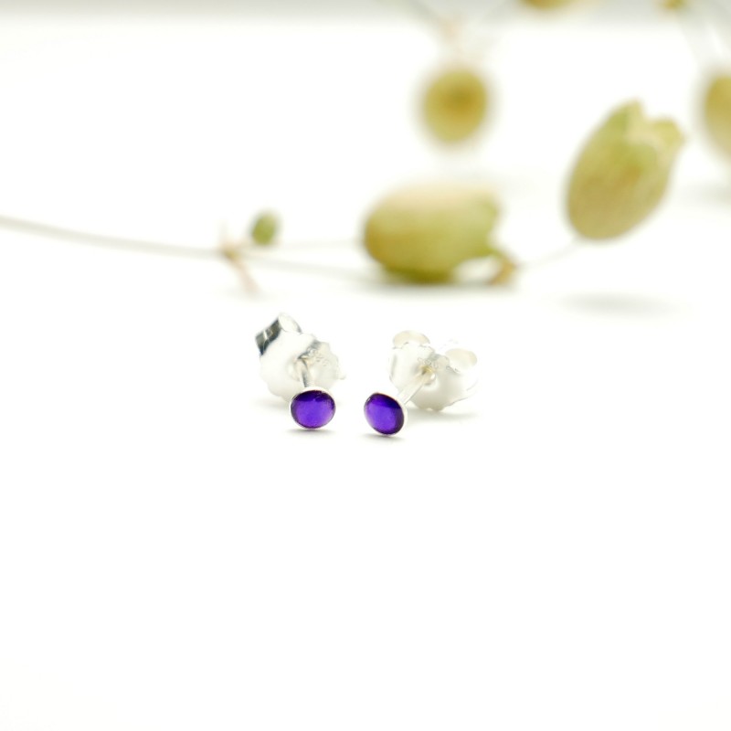 Sterling silver minimalist earrings with Emerald green resin NIJI 17,00 € Sterling silver minimalist earrings with Emerald green resin NIJI 17,00 €