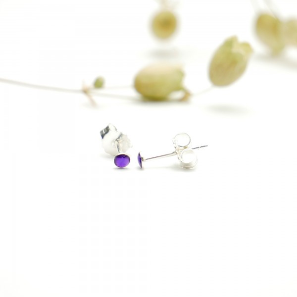 Minimalistische kleine Sterling Silber Ohrringe mit durchscheinendes lila Harz NIJI 17,00 €