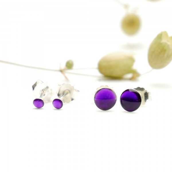 Minimalistische kleine Sterling Silber Ohrringe mit durchscheinendes lila Harz NIJI 25,00 €