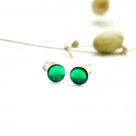 Sterling silver minimalist earrings with Emerald green resin NIJI 25,00 €