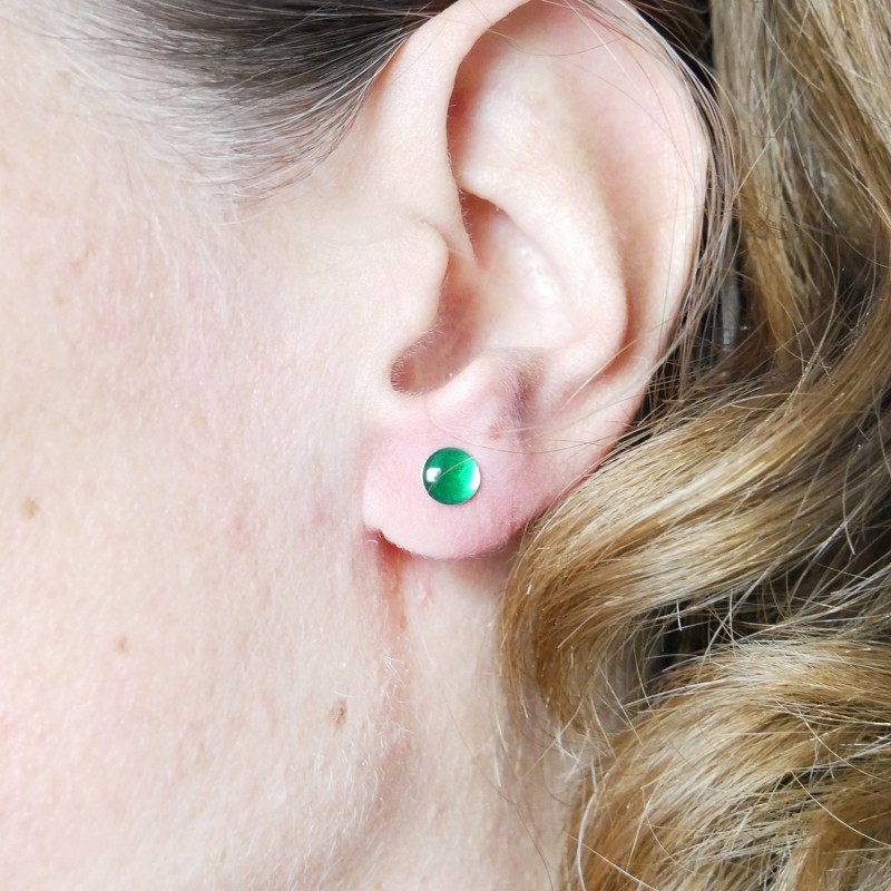 Minimalistische kleine Sterling Silber Ohrringe mit Smaragdgrünes Harz NIJI 25,00 €