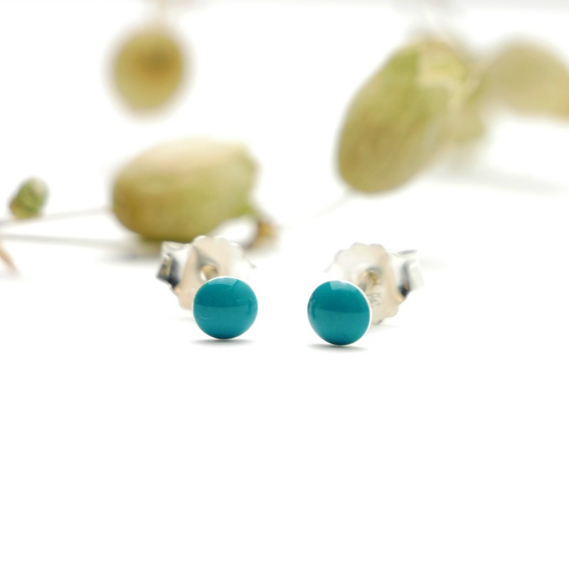 Sterling silver minimalist earrings with turquoise resin NIJI 21,00 € Sterling silver minimalist earrings with turquoise resin NIJI 21,00 €