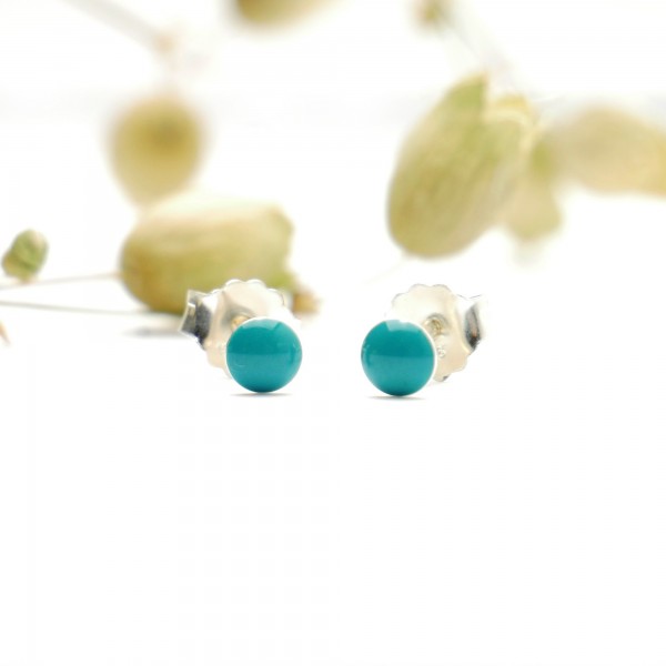 Sterling silver minimalist earrings with turquoise resin NIJI 21,00 €