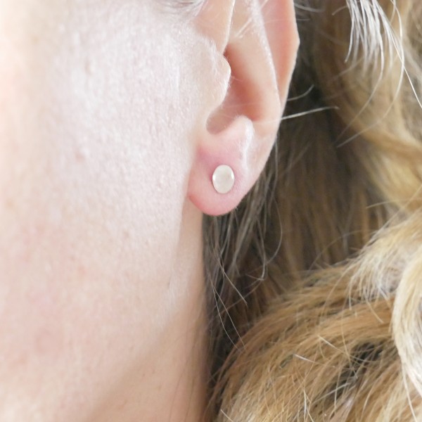 Sterling silver minimalist earrings with light pink pearl resin NIJI 25,00 €