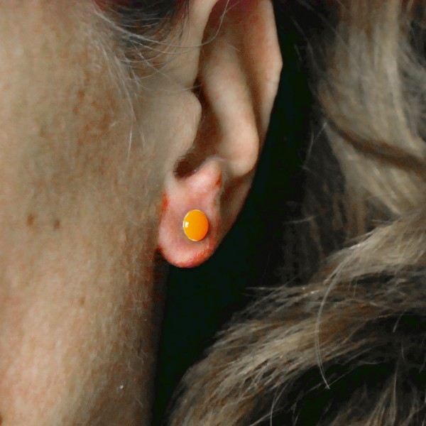 Minimalistische kleine Sterling Silber Ohrringe mit fluoreszierendes Oranges Harz NIJI 25,00 €