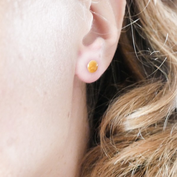 Minimalistische kleine Sterling Silber Ohrringe mit Perlmuttgoldgelbes Harz NIJI 25,00 €