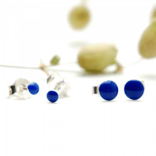 Sterling silver minimalist earrings with periwinkle blue resin NIJI 25,00 €