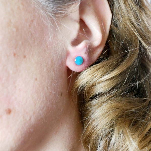 Sterling silver minimalist earrings with lagoon blue resin NIJI 25,00 €