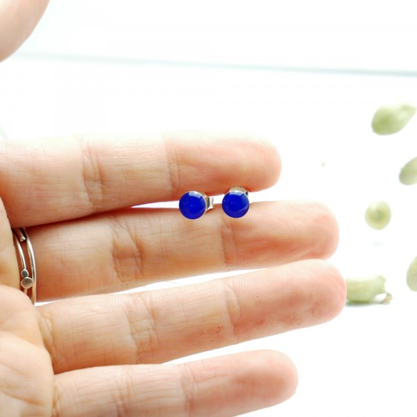 Sterling silver minimalist earrings with electric blue resin NIJI 25,00 €