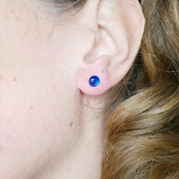 Boucles d'oreilles puces en argent massif 925/1000 et résine bleu électrique collection Niji NIJI 25,00 €