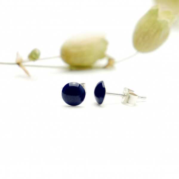 Boucles d'oreilles puces minimalistes en argent 925 et résine bleue marine made in France