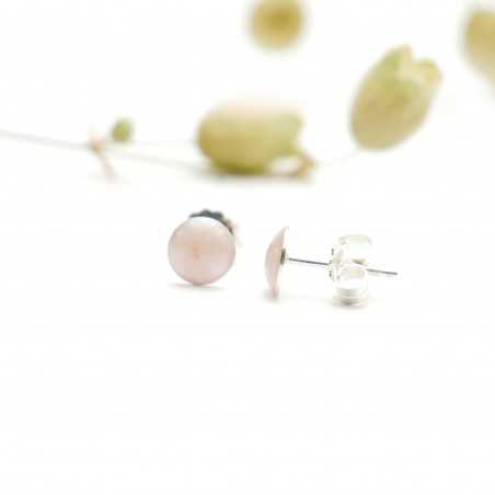 Boucles d'oreilles puces minimalistes en argent 925 et résine rose nacré pour femme made in France