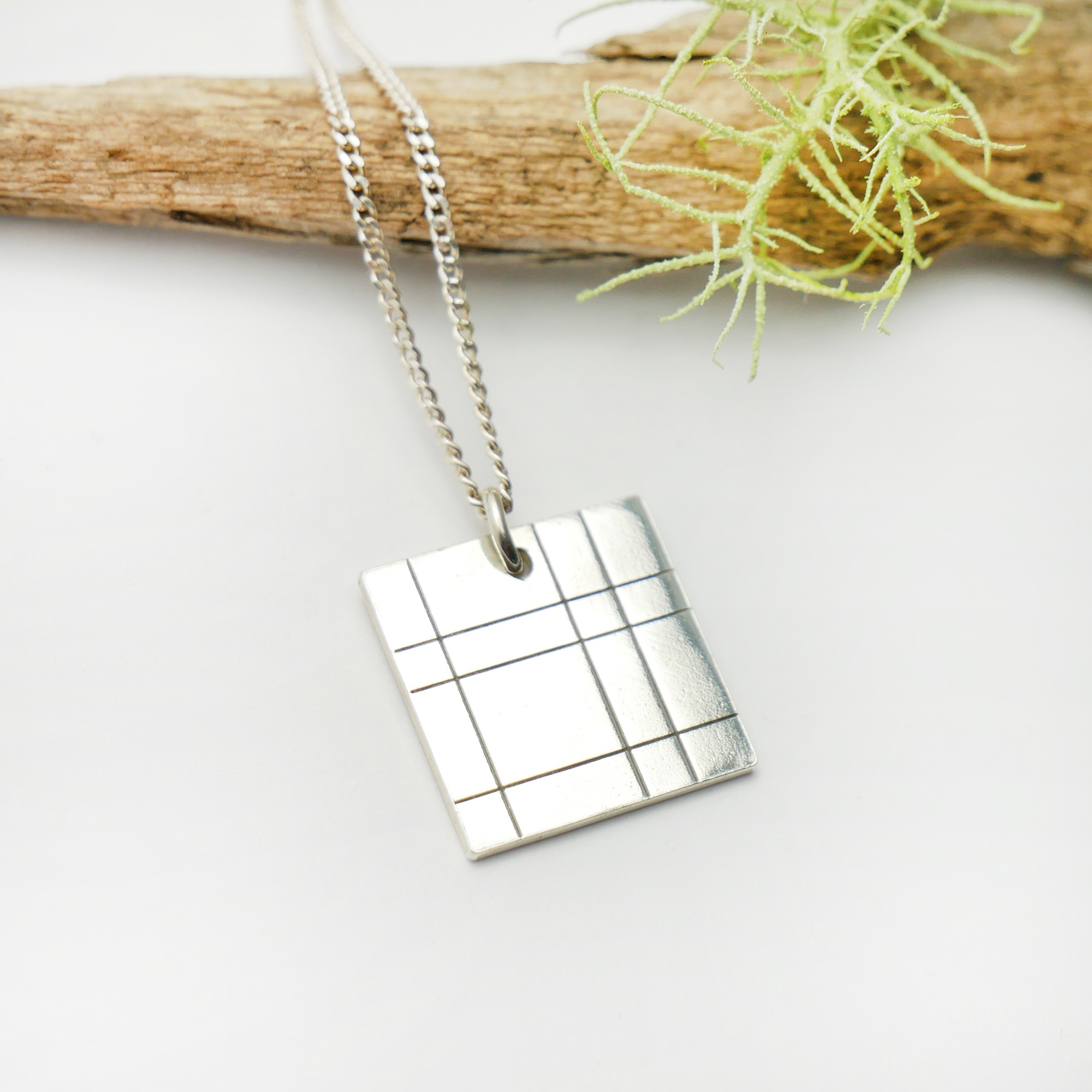 Square pendant on adjustable chain Kilt in steling silver 925