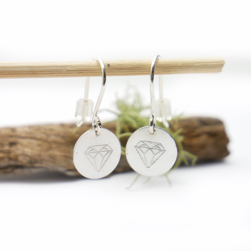 Boucles d'oreille pendantes en argent 925/1000 minimalistes motif diamant Boucles d'oreilles 27,00 € Boucles d'oreille pendantes en argent 925/1000 minimalistes motif diamant Boucles d'oreilles 27,00 €
