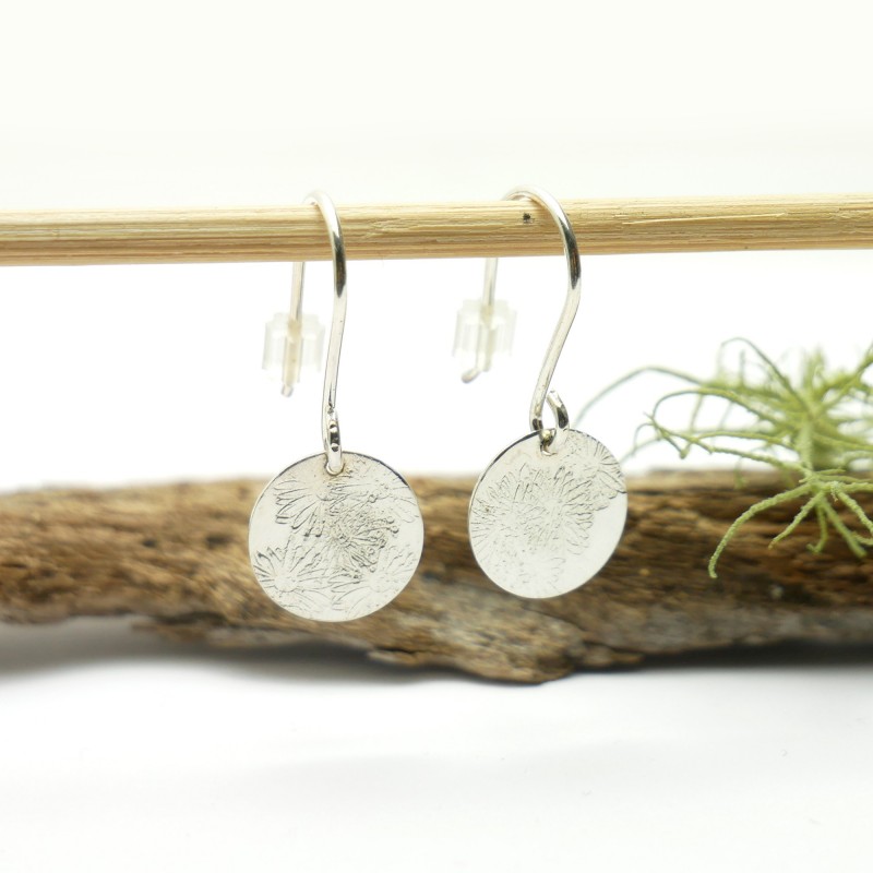 Sterling silver minimalist pendent earrings with flowers motive Earrings 27,00 € Sterling silver minimalist pendent earrings with flowers motive Earrings 27,00 €