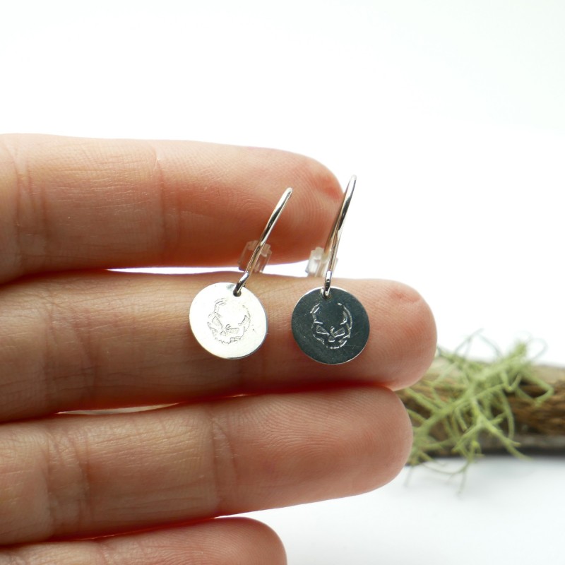 Sterling silver minimalist pendent earrings with skull motive Earrings 27,00 € Sterling silver minimalist pendent earrings with skull motive Earrings 27,00 €