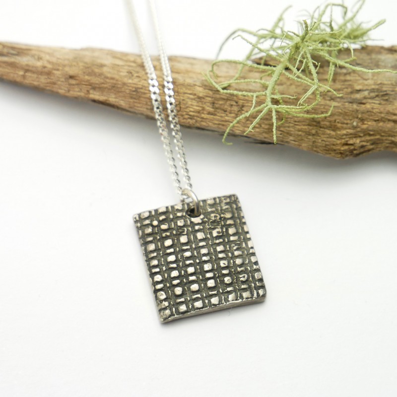 Square pendant on patinated 925/1000 sterling silver chain Home 65,00 € Square pendant on patinated 925/1000 sterling silver chain Home 65,00 €