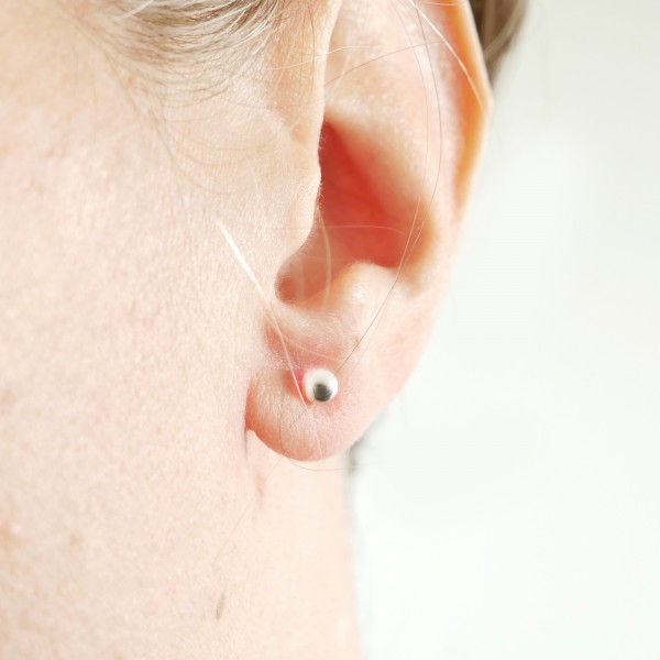 Boucles d'oreilles puces bille en argent 925/1000 minimalistes création française