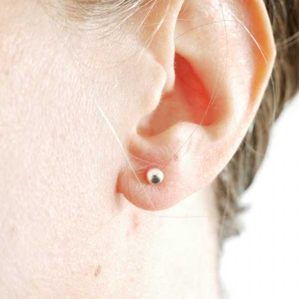 Boucles d'oreilles puces bille en argent 925/1000 minimalistes faites main en France