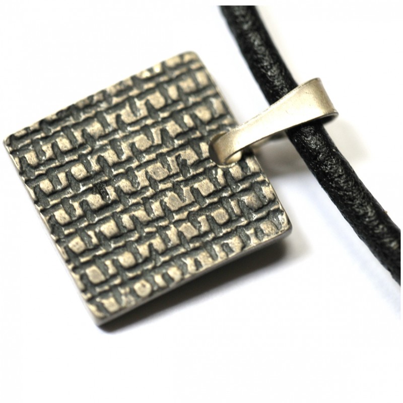 Collier Building en argent massif et lien en cuir Pour homme 65,00 € Collier Building en argent massif et lien en cuir Pour homme 65,00 €