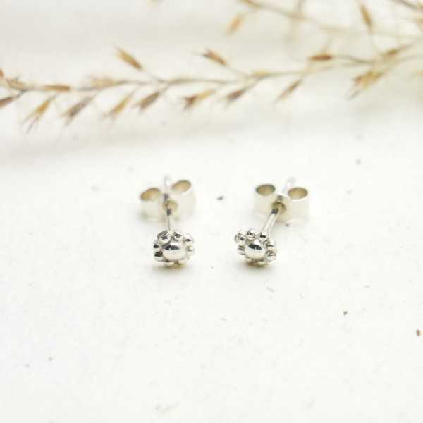 Boucles d'oreilles puces miniatures en argent 925 fleurs minimalistes