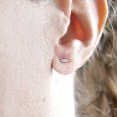 Boucles d'oreilles puces fines en argent 925 feuille minimalistes fabriquées à Paris