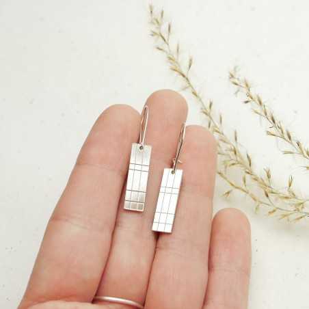 Petites boucles d'oreilles pendantes rectangulaires Kilt en argent 925 faites main en France
