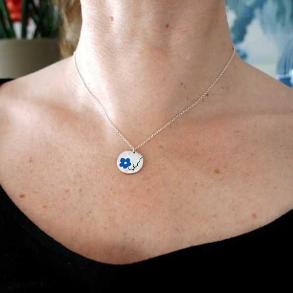 Pendentif sakura bleu sur chaine argent 925 fait main en France Desiree Schmidt Paris Fleurs de Cerisier