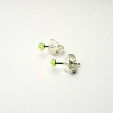 Boucles d'oreilles puces minimalistes créateur français en argent 925 et résine vert anis pailleté